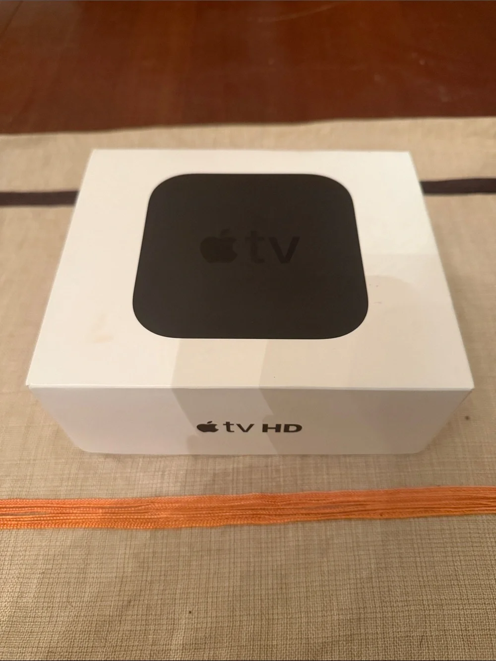 Apple TV HD 32GB (4th Gen) A1625 w/ Siri Remote, Box, Power and lighting Cable